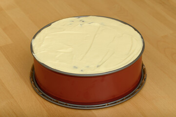 Surowy sernik domowy, w formie przed pieczeniem, domowe podwieczorki i słodkie desery