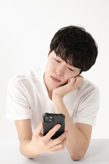 スマホを見て考える男性