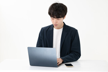 パソコンを使う男性