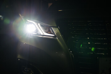 車のヘッドライト © Peak River