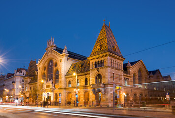 Obraz premium Budapest Central Market Hall at night
