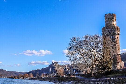 View of Oberwesel from the Leinpfad, featuring the Ochsenturm in the foreground, followed by the Haagsturm, the Liebfrauenkirche, and the Sch&ouml;nburg in the background.