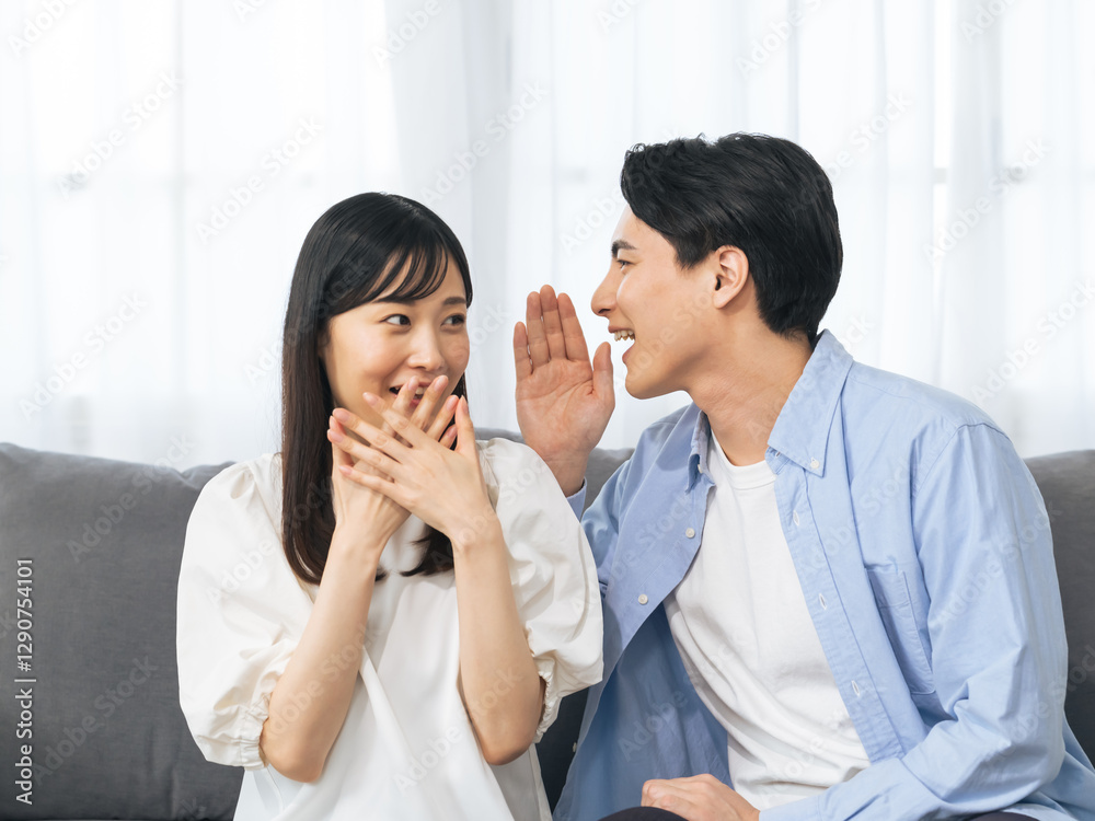 Aufkleber 夫婦、カップル、内緒、告白、秘密、驚く、喜ぶ、嬉しい、教える、報告、びっくり、驚き、サプライズ、プレゼント、ニュース、知らせる、ハッピー、ラブラブ、新婚、結婚、プロポーズ、ヒソヒソ、話、話す、会話、コミュニケーション、若い、日本人、男性、女性、恋人、口説く、コピースペース、室内、暮らし、ライフスタイル、住宅、リビングルーム、お知らせ、意外、家族、仲良し、リラックス、祝福、お祝い、感謝、打ち明ける、
