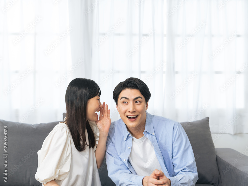 Aufkleber 内緒、秘密、カップル、夫婦、告白、報告、妊娠、びっくり、驚く、サプライズ、教える、内緒話、ヒソヒソ、嬉しい、喜ぶ、ポジティブ、笑顔、恋人、同棲、婚活、妊活、噂、話す、ニュース、口コミ、情報、口説く、愛情、ラブラブ、家族、結婚、新婚、住宅、住まい、暮らし、ライフスタイル、相談、若い、日本人、男性、女性、打ち明ける、知らせる、驚き、リラックス、仲良し、応援、励ます、人物