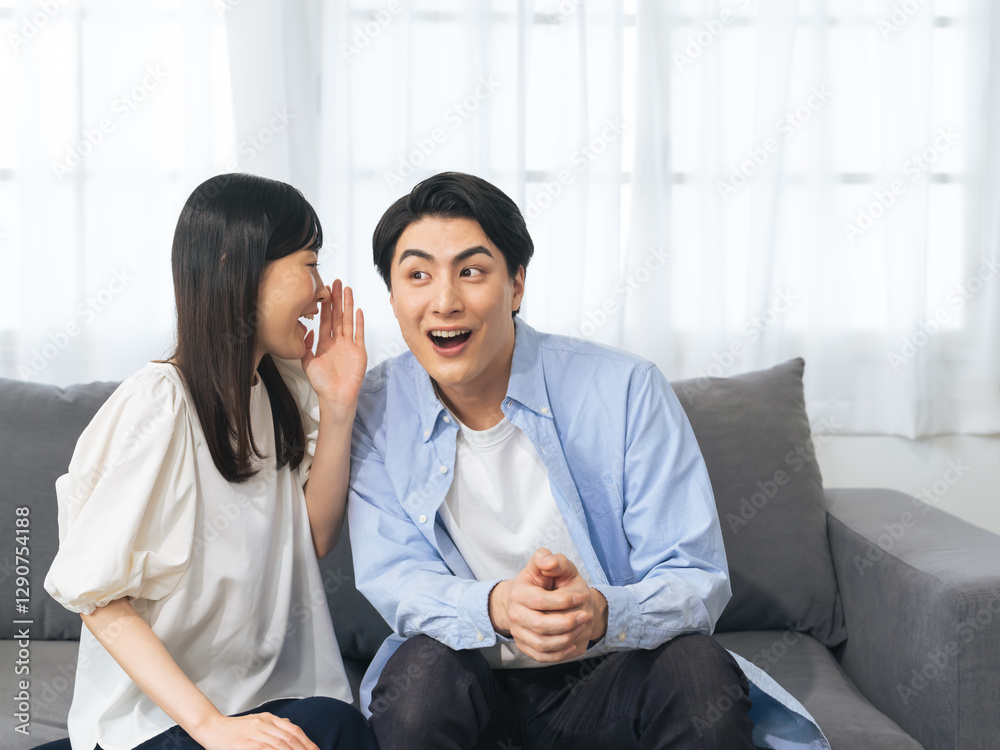 Leinwandbilder カップル、夫婦、内緒、秘密、驚く、妊娠、おめでた、告白、会話、相談、笑顔、日本人、男性、女性、ポジティブ、リビングルーム、室内、部屋、ひそひそ、話す、打ち明ける、家庭、ソファー、愛情、仲良し、コピースペース、広告、元気、妊活、知らせる、ニュース、嬉しい、喜ぶ、ハッピー、噂話、伝言、いちゃつく、イチャイチャ、内緒話、サプライズ、びっくり、若い、新婚、結婚、報告、ライフスタイル、リラックス、二人、人物