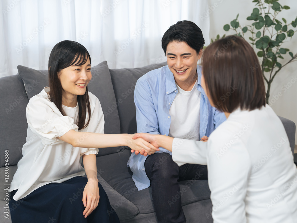 Aufkleber 握手、夫婦、カップル、カウンセラー、相談、カウンセリング、アドバイザー、家庭、解決、ポジティブ、笑顔、日本人、男性、女性、セラピスト、セラピー、妊活、不妊治療、営業、嬉しい、喜ぶ、コーチング、支援、サポート、元気、紹介、リビングルーム、保険、外交員、心理、調停、相談員、面談、面接、契約、成功、依頼、祝福、信頼、安心、協力、応援、リファラル、ビジネス、パートナーシップ、サービス、コミットメント、コン