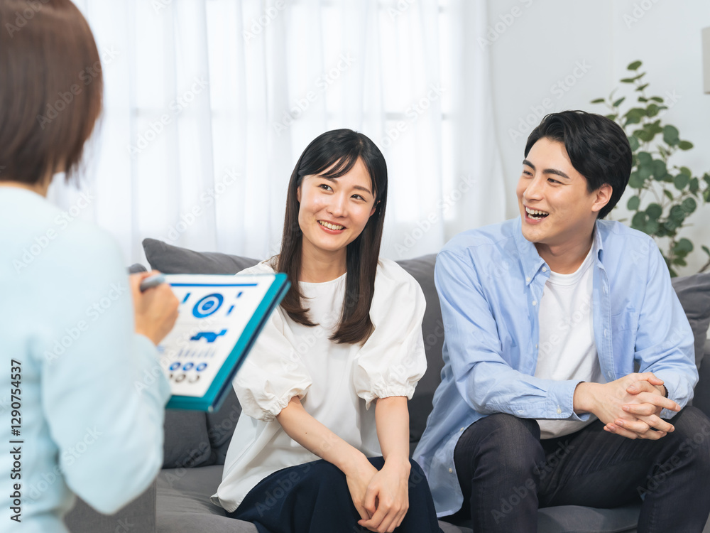 Aufkleber カップル、夫婦、カウンセリング、カウンセラー、セラピー、セラピスト、心理、笑顔、相談、ポジティブ、サポート、支援、クリニック、取材、インタビュー、コーチング、妊活、診察、診療、妊婦、妊娠、検査、家庭、男性、女性、日本人、相談員、面談、面接、メンタルヘルス、心療内科、アドバイザー、公認心理師、臨床心理士、リラックス、不妊治療、資格、医師、コピースペース、保険、ビジネス、会話、座る、問診、室内、説明、