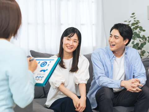 カップル、夫婦、カウンセリング、カウンセラー、セラピー、セラピスト、心理、笑顔、相談、ポジティブ、サポート、支援、クリニック、取材、インタビュー、コーチング、妊活、診察、診療、妊婦、妊娠、検査、家庭、男性、女性、日本人、相談員、面談、面接、メンタルヘルス、心療内科、アドバイザー、公認心理師、臨床心理士、リラックス、不妊治療、資格、医師、コピースペース、保険、ビジネス、会話、座る、問診、室内、説明、