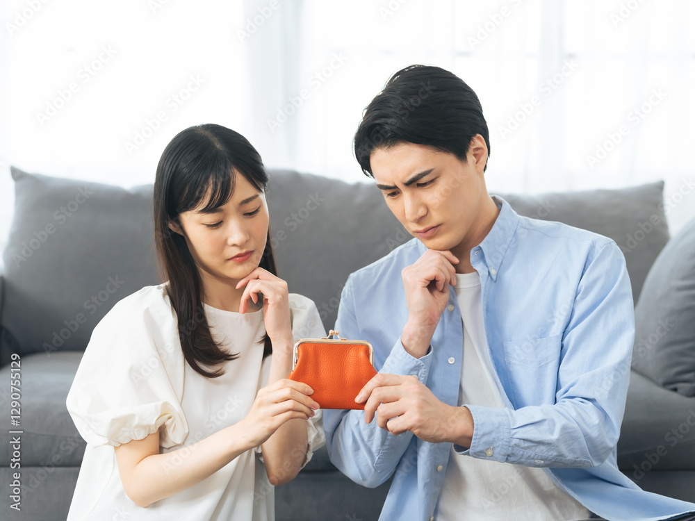 Leinwandbilder カップル、夫婦、悩む、お金、資金、貯金、貯蓄、不安、不満、困る、トラブル、考える、財布、銀行、出費、家計、コスト、値上げ、賃上げ、男性、女性、日本人、疑問、心配、共稼ぎ、共働き、収入、副業、がっかり、残念、落ち込む、悩み、迷う、購入、投資、資産運用、部屋、マイホーム、計画、税金、ネガティブ、失敗、金融、給料、ライフプラン、結婚、焦り、貧困、人物