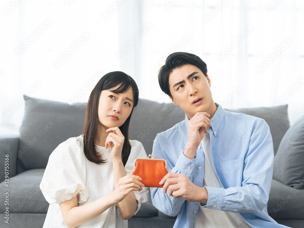 Leinwandbilder お金、貯金、コスト、ローン、財布、夫婦、カップル、家計、不安、疑問、考える、心配、不満、出費、収入、経費、費用、マイホーム、家賃、副業、検討、悩む、悩み、困る、問題、トラブル、銀行、口座、確定申告、投資、資産運用、NISA、iDeCo、保険、経済、金融、財産、不足、失敗、迷う、給料、カジュアル、室内、部屋、日本人、男性、女性、結婚、引越し、人物