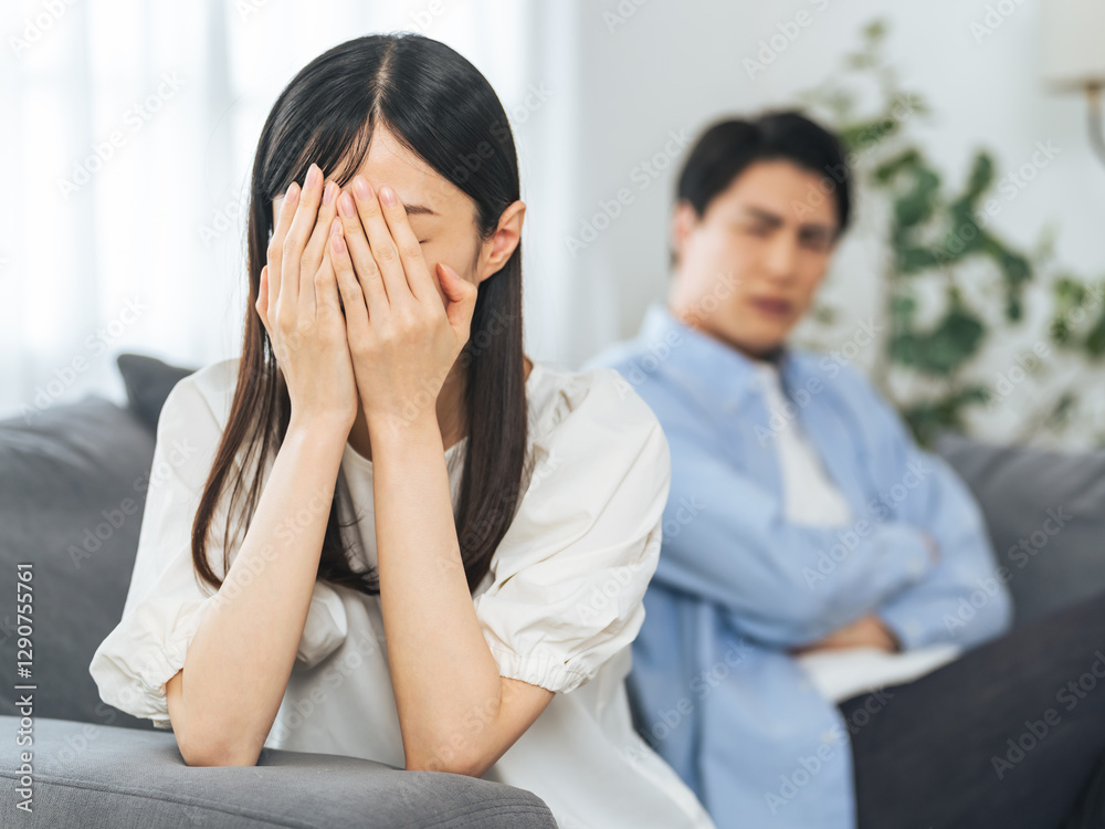 Aufkleber 喧嘩、カップル、険悪、悲しむ、泣く、夫婦、危機、離婚、浮気、不倫、怒る、怒り、イライラ、ストレス、ハラスメント、DV、家庭内暴力、モラハラ、パワハラ、絶望、リビングルーム、ライフスタイル、室内、暮らし、非難、不満、不安、心配、対立、落ち込む、がっかり、困る、悩む、悩み、女性、男性、日本人、ケンカ、若い、部屋、不幸、家庭内別居、口論、PTSD、責める、調停、不機嫌、不和、人物
