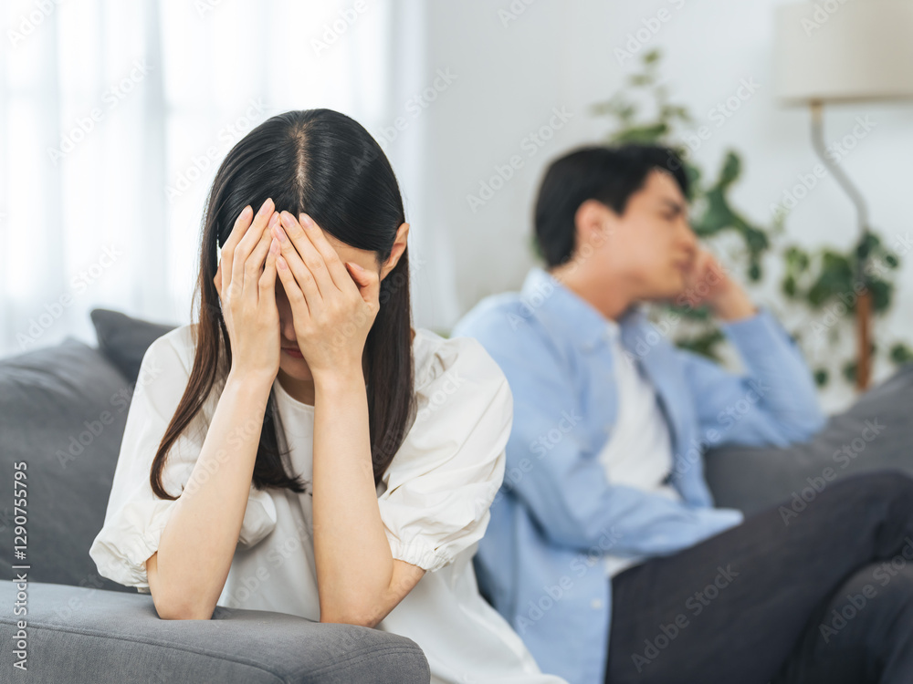 Aufkleber 喧嘩、カップル、険悪、悲しむ、泣く、夫婦、危機、離婚、浮気、不倫、怒る、怒り、イライラ、ストレス、ハラスメント、DV、家庭内暴力、モラハラ、パワハラ、絶望、リビングルーム、ライフスタイル、室内、暮らし、非難、不満、不安、心配、対立、落ち込む、がっかり、困る、悩む、悩み、女性、男性、日本人、ケンカ、若い、部屋、不幸、家庭内別居、口論、PTSD、責める、調停、不機嫌、不和、人物