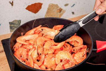 Cooking shrimp in a deep frying pan