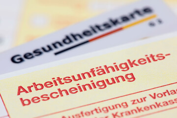 Obraz premium Eine Gesundheitskarte der Krankenkasse und Arbeitsunfähigkeitsbescheinigung liegen zusammen