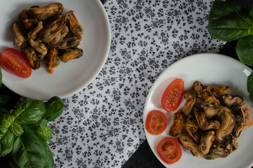 Mussels without shells, served with lemon and cherry tomatoes