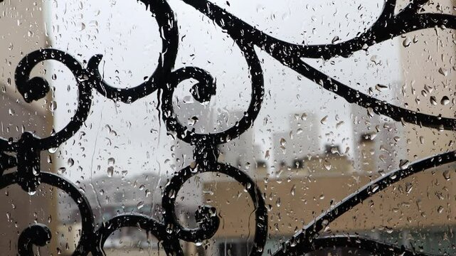 It's raining and the rainwater hits the window.비가 와서 빗물이 유리창에 부딪힙니다.