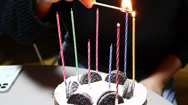 There are candles on the birthday cake.생일축하 케익에 초가 있습니다.