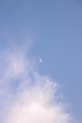 月のある景色　上弦の月
