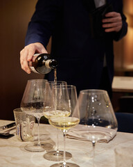 Hombre sirviendo vino