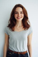 Obraz premium A happy woman with a smile on her face, suitable for various themes and projects