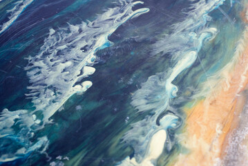 Vetas de resina de colores en tablón de madera al aire libre