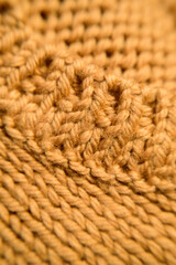 Detalle cuello de jersey de lana marrón tejida en un punto cerrado