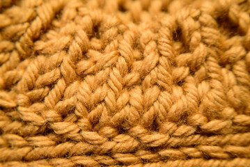 Detalle cuello de jersey de lana marrón tejida en un punto cerrado