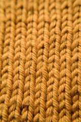 Detalle de lana marrón tejida en un punto cerrado