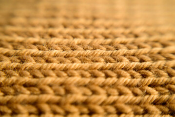 Detalle de lana marrón tejida en un punto cerrado