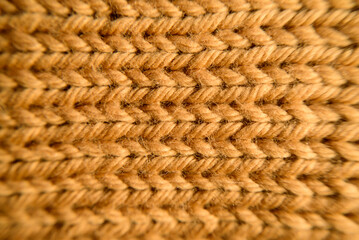Detalle de lana marrón tejida en un punto cerrado