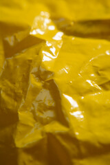 Bolsa de plástico amarillo arrugado