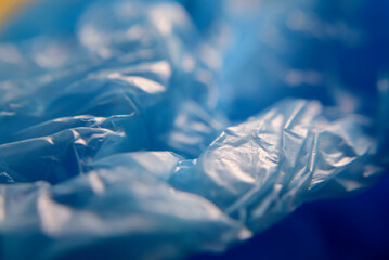 Detalle de arrugas en superficie de plástico azul 