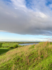 Obraz premium Cloudy sky with a river in the background