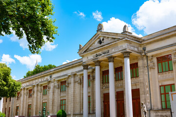 Obraz premium Istanbul Archaeology Museum in the summer.