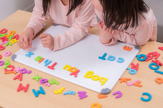 英語の勉強に取り組む姉妹