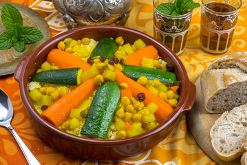 Cuscús y vasos de té marroquí sobre una mesa