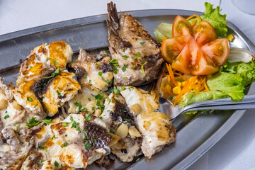 Pescado a la plancha y ensalada