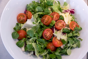 Ensalada con canónigos, tomates cherry y lechuga