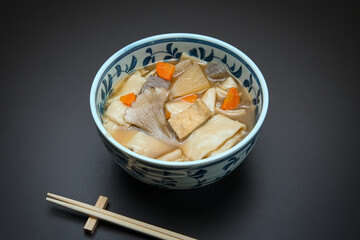 寒い冬に、根菜と煮込んだ温かいひもかわうどんを召し上がれ