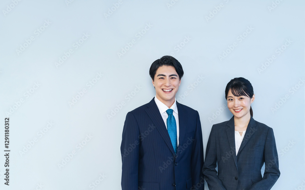Poster 日本人、女性、男性、ビジネスパーソン、ビジネスウーマン、ビジネスマン、キャリア、転職、笑顔、コピースペース、スーツ、ポジティブ、元気、営業、仕事、会社員、サラリーマン、ブルーバック、協力、同僚、人材、
