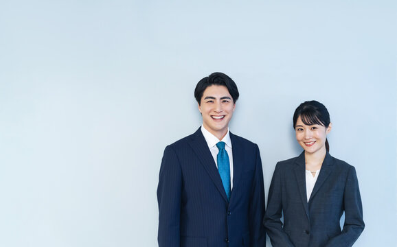 日本人、女性、男性、ビジネスパーソン、ビジネスウーマン、ビジネスマン、キャリア、転職、笑顔、コピースペース、スーツ、ポジティブ、元気、営業、仕事、会社員、サラリーマン、ブルーバック、協力、同僚、人材、求人、採用、企業、会社、爽やか、スタッフ、従業員、カメラ目線、受付、働く、リクルート、経営、店員、ビジネス、上半身、ポートレート、30代、中途採用、派遣、やる気、チームワーク、パートナー、サポート、サ