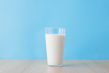 グラスに注いだ牛乳
