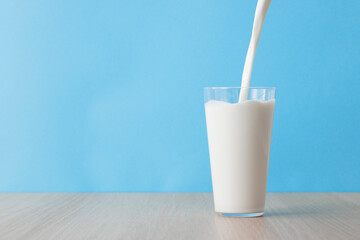 グラスに注いだ牛乳