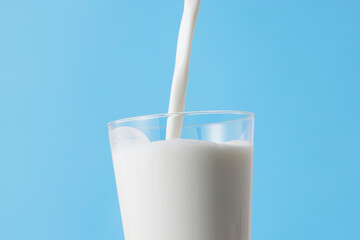 グラスに注いだ牛乳