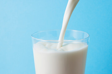 グラスに注いだ牛乳