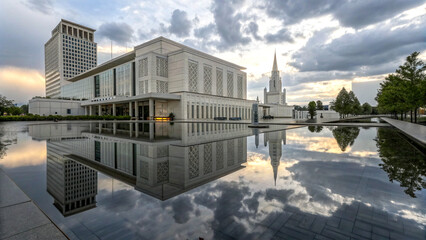 Naklejka premium Symmetrical mirrored reflections of architectural forms