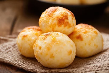 Selbstklebende Fototapeten Pão de Queijo Brazilian cheese bread rolls © si9nzation