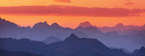 Obraz premium Mountains on sunset