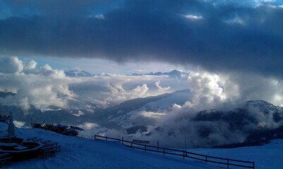 Montagna innevata in inverno