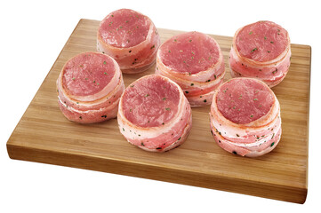 tábua de madeira com medalhão de carne bovina acompanhado de bacon isolado em fundo transparente